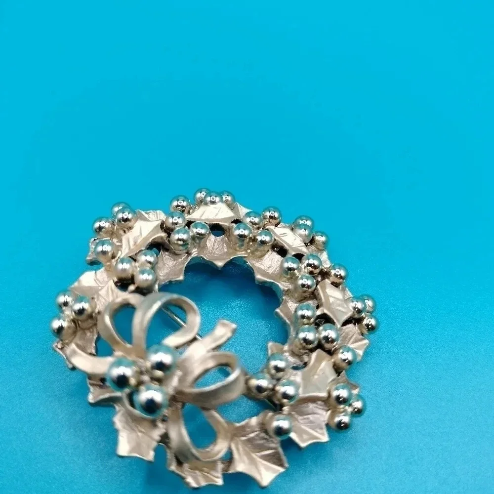 Gold Tone Fashion Christmas Wreath Brooch Pin 1 1/2'